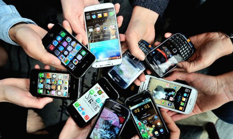 Govt ponders slashing duty on mobile phones in the budget