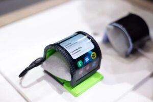 Samsung’s “Cling Band”: Imagine Your Smartphone on Your Wrist